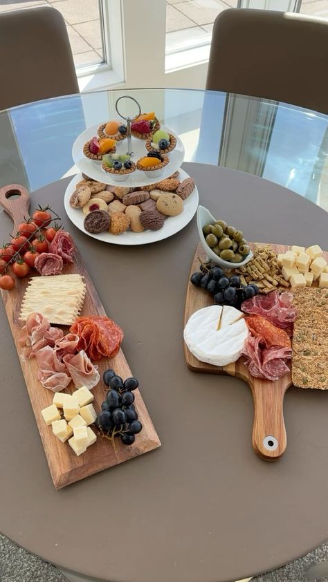 Fancy Charcuterie Board Aesthetic, Beginner Charcuterie Board, European Picnic, Aesthetic Charcuterie Board, Homemade Charcuterie Board, Charcuterie Aesthetic, Charcuterie Board Aesthetic, Creative Ways To Save Money, Charcuterie Picnic