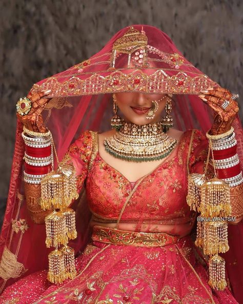 Wedding Single Poses, Kalire Bridal, Dulhan Photo, Groom Photography Poses, New Dulhan Pose, Haldi Dress For Bride, Wedding Dulhan Pose, Hindu Wedding Photos, Haldi Poses For Bride