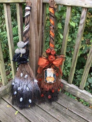 Diy Cinnamon Witch Broom, Decorative Witches Broom, Halloween Broom Decorations, Decorated Broomsticks, Halloween Broom Diy, Decorated Witches Broom, Witches Broom Decoration, Broom Making Diy, Decorated Brooms