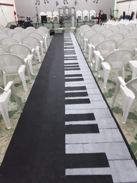 Music Concert Decor Ideas, Music Theme Homecoming, Music Theme Party Decorations, Concert Decorations, Music Centerpieces, Music Party Decorations, Music Birthday Party, Music Theme Birthday, English Day