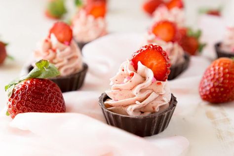 These Strawberry Mousse Cups are an easy dessert! A fluffy strawberry mousse is served in chocolate shells for a fun and simple treat that's great for Valentine's Day, baby showers, bridal showers, or anything else! Mousse Cupcakes, Fruit Pizza Bar, Crafting Nook, Mousse Cups, Cake Light, Fruit Pizza Recipe, Bridal Shower Desserts, Baby Shower Dessert Table, Strawberry Mousse