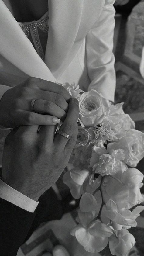 Vintage Wedding Dress Lace, Lace Dress Wedding, Wedding Photo Inspo, Engagement Rings Vintage, Bridal Bouquet Peonies, Book Cover Artwork, Vintage Wedding Dress, Candid Wedding Photos, Hand Pictures