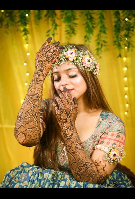 Indian Bride Mehndi Poses, Mehndi Pose For Bride, Mehndi Photo Pose, Mehandi Photography Brides, Mehendi Photography Ideas, Mehndi Designs For Engagement Brides, Dulhan Photo, Mehendi Photography Bridal, Mehendi Poses