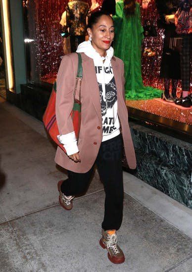 How To Wear Sweatpants Fashionably, Celebrity Winter Outfits, Tracee Ellis Ross Style, Celebrity Shoes, Tracee Ellis Ross, Winter Outfit Ideas, Hoodie Outfit, Fashion Night, Run Out