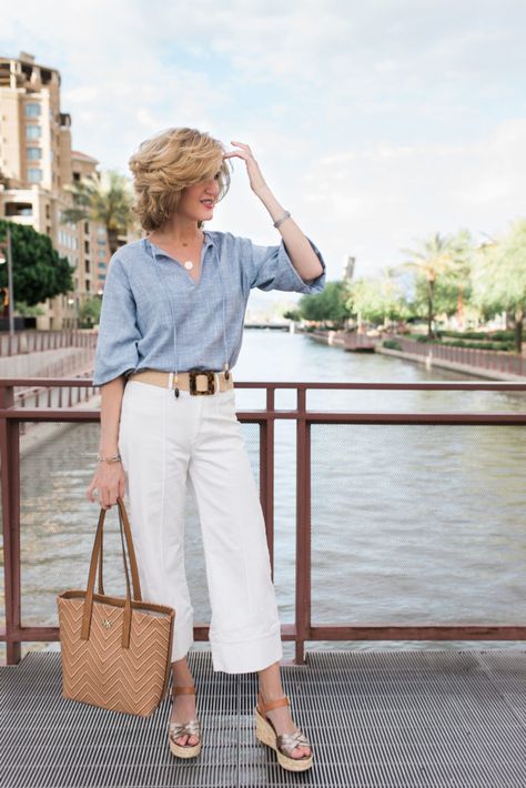 Wide Cropped Pants Outfit, Wide Leg Cropped Pants Outfit, White Pants Outfit Summer, Cropped Pants Outfit, Capri Pants Outfits, Wide Cropped Pants, Pants For Summer, Capri Outfits, White Pants Outfit