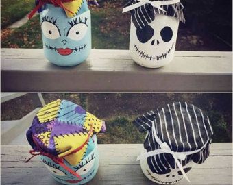 Nightmare Before Christmas Mason Jars ขวดโหล Mason Jar, Nightmare Before Christmas Jack Sally, Jack Y Sally, Christmas Mason Jars Diy, Nightmare Before Christmas Wedding, Nightmare Before Christmas Decorations, Carte Halloween, Nightmare Before Christmas Halloween, Adornos Halloween