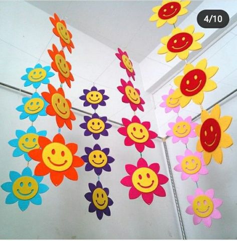 Diy Flower Garden, Kindergarten Decorations, Preschool Decor, School Door Decorations, Paper Plate Crafts For Kids, Art Classroom Decor, Preschool Classroom Decor, Classroom Birthday, Pinterest Crafts