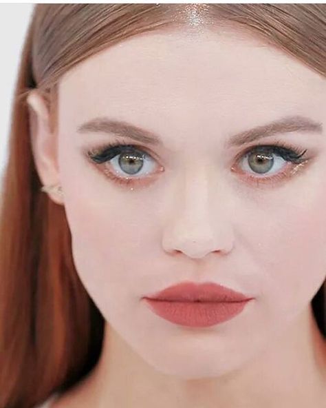 ON THE BLOG. @hollandroden's makeup on the MTV Video Music Awards 2016. We also… Lydia Martin Hair, Lydia Martin Hairstyles, Glitter Roots, Malia Hale, Celebs Without Makeup, Shelley Hennig, Holland Roden, Celebrities Before And After, Celebrity Faces