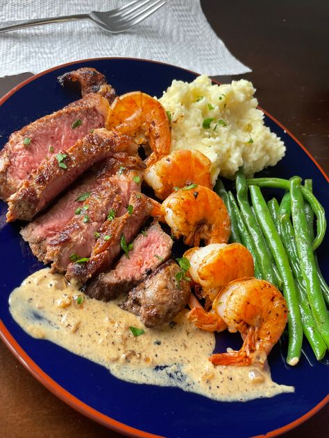 with galic yukin gold mashed potatoes, sautéed green beans, and a peppercorn cream sauce #recipe #food #aesthetic #steak Gold Steak, Delicious Food Image, Sauteed Green Beans, Steak And Shrimp, Shrimp Dinner, Easy Eat, Steak Dinner, Cream Sauce, Green Beans