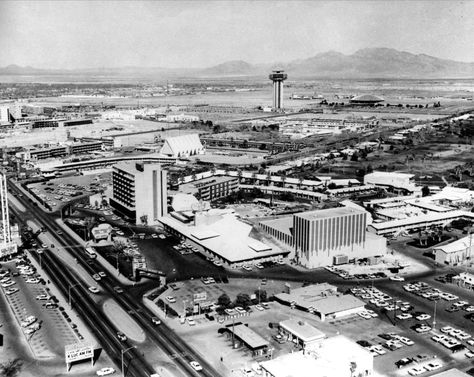 The Las Vegas Of Yesteryear Looks So Cool It Hurts Old Glamour, Vegas House, Vegas Photos, Vegas Vintage, Gamble House, Vintage Vegas, Old Vegas, Rare Historical Photos, Vintage City