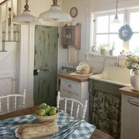 Cocina Shabby Chic, Granny House, Cottage Aesthetic, Cottage Kitchens, Shabby Chic Farmhouse, Cottage Interiors, Chic Kitchen, Shabby Chic Kitchen, Cottage Living