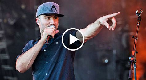 During a benefit concert in Nashville, Sam Hunt left the audience in shock shortly after he took the stage... Sam Hunt Concert, Sam Hunt, Vince Gill, Country Hits, Merle Haggard, In Shock, Famous Words, Keith Urban, The Stage