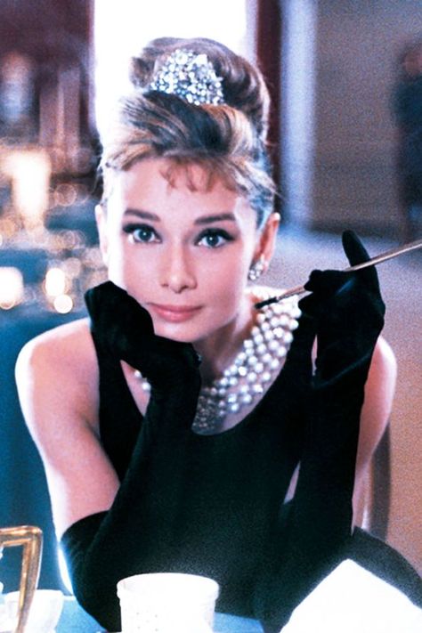 60's Hair, Aubrey Hepburn, Estilo Marilyn Monroe, Audrey Hepburn Photos, 60s Hair, Audrey Hepburn Style, Hepburn Style, Size Matters, Retro Mode