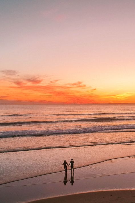 Sun Holiday, Couple On Vacation, Summer Holidays, Holiday Summer, Romance On The Beach, Couples In Sunset, Romantic Sunset Beach, Beach Kissing Sunset, Nostalgia Aesthetic