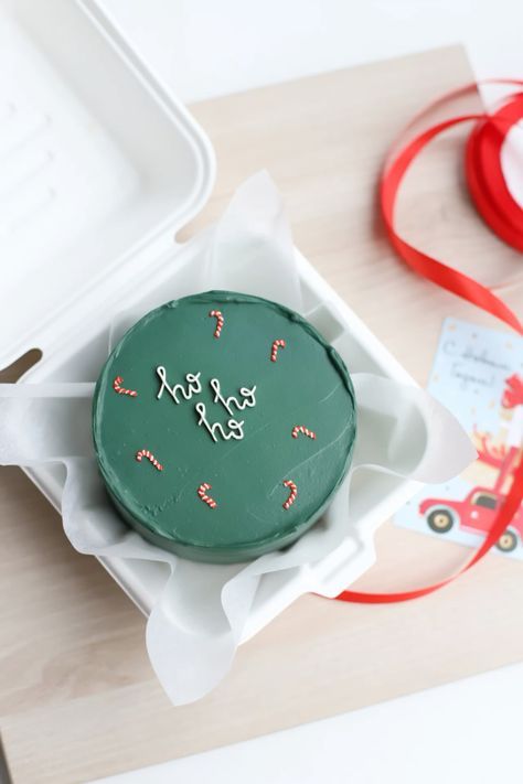 Bento Cakes Christmas, Winter Bento Cake, Funny Christmas Cakes, Christmas Lunch Box Cake, Christmas Bento Cake Design, Bento Cake Natal, Christmas Lunchbox Cake, Mini Christmas Cakes Ideas, Diy Bento Cake