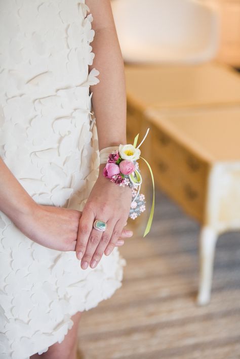 Spring Wedding Bridesmaids, Wrist Flowers, Bridesmaid Ideas, Vintage Bridal Shower, Corsage Prom, Prom Flowers, Flower Corsage, Corsage Wedding, Wrist Corsage