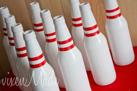 Bowling Birthday Party Ideas, Bowling Centerpieces, Diy Bowling Pins, Bowling Party Decorations, Bowling Ideas, Bowling Funny, Spray Painted Bottles, Diy Bowling, Paint Bottles