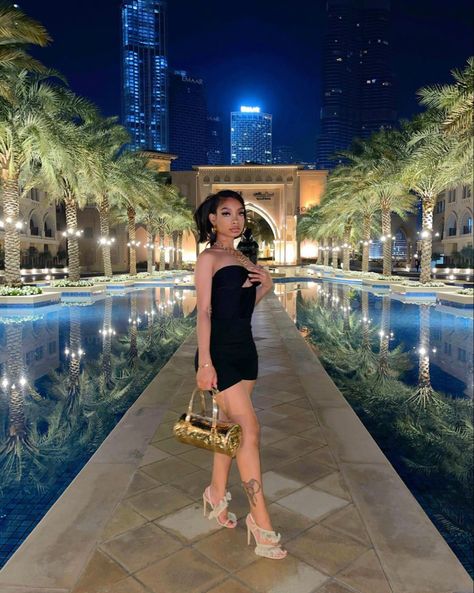 Dinner Night Outfit, Dubai Photoshoot, Vacation Lifestyle, Dubai Outfits, Dream Dates, 21st Birthday Photoshoot, Dinner Dress Classy, Couples Vacation, Glam Photoshoot