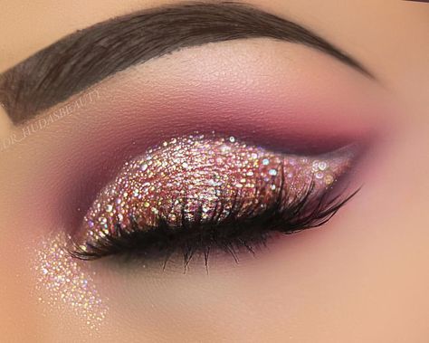 Pink Cutcrease Eyeshadow Looks, Cutcrease Eyemakeup Glitter, Glitter Cut Crease, Icy Nude Huda Beauty, Golden Eye Makeup, Quinceanera Makeup, Huda Beauty Rose Gold Palette, Make Up Designs, Make Up Inspiration