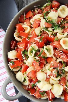 Bruschetta Pasta Salad - A Pretty Life In The Suburbs Bruschetta Pasta Salad, Bruschetta Pasta, Salad Pasta, Summer Pasta Salad, Summer Side Dishes, Summer Dishes, Pasta Salad Recipes, Deilig Mat, Easy Pasta