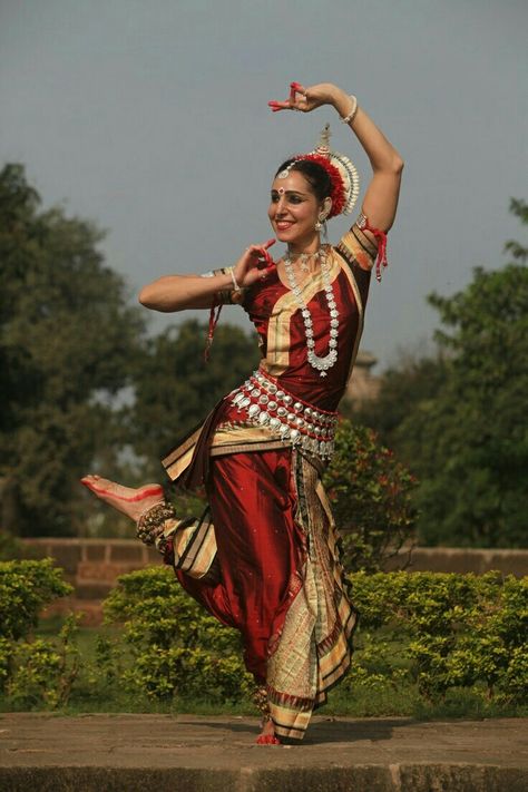 Oriental/ Odissi Dance #AY Odisha Orissa , Classical Indian Dance, Bharatanatyam,  Apsara Khmer, Cambodian Ballet #Flexibility #Strength Handsmove Modras Kathak Mudra, Indian Classical Dancer, Bharatanatyam Poses, Dance Of India, Pengantin India, Yoga Studio Design, Indian Classical Dance, World Dance, Classical Dance