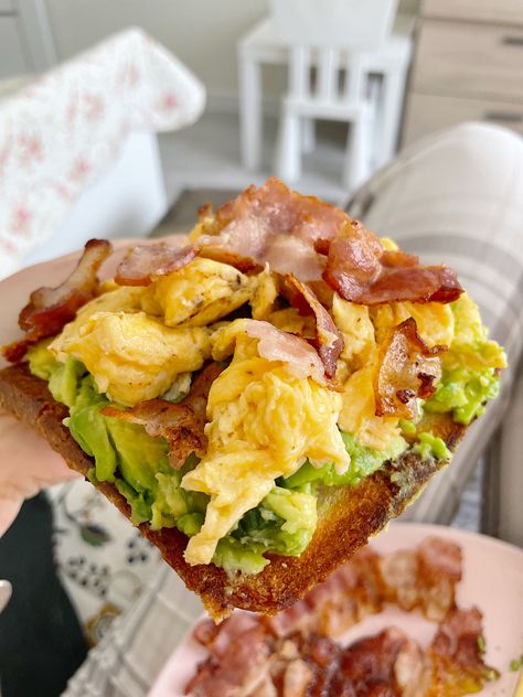 Scrambled Egg And Avocado Breakfast, Cottage Core Food, Avocado Scrambled Eggs, Bacon Toast, Fancy Toast, Toast Bacon, Bacon Sandwich, Bacon Avocado, Bacon Breakfast