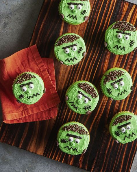 Frankenstein Cupcakes, Homemade Halloween Treats, Halloween Snacks For Kids, Black Food Coloring, Cupcakes Ideas, Halloween Treats For Kids, Beetle Juice, Fall Stuff, Spooky Treats