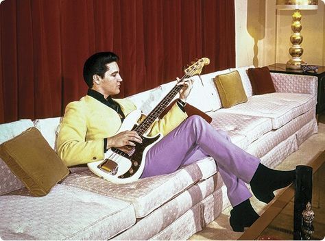 Elvis on his couch Elvis Presley House, Elvis And Me, Graceland Elvis, Elvis Presley Graceland, Elvis And Priscilla, Elvis Presley Photos, American Architecture, Priscilla Presley, Lisa Marie Presley