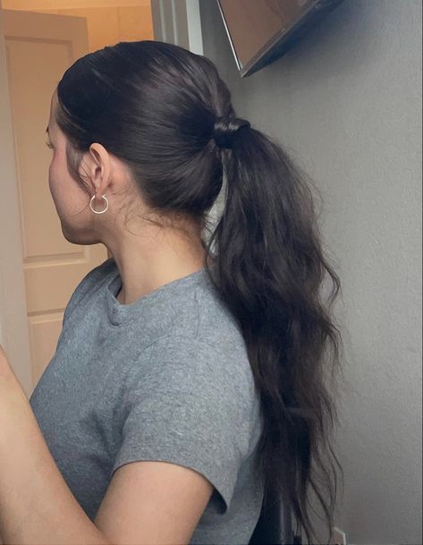 slick back ponytail hairstyle. hairstyle for 2-3 day old hair. medium-long length hair. easy hairstyle. chic and easy hairstyle. wavy ponytail. messy ponytail aesthetic. clean girl aesthetic. slick back aesthetic. sleek hairstyle. low ponytail. messy hair. brunette hair. hoop earrings. Summer hairstyle. updo hairstyle. summer 2023. hair. long hair. dirty hair day. 2 day hair. Messy Ponytail Aesthetic, Lazy Ponytail, Clean Girl Ponytail, Neat Hairstyles For School, Slick Back Low Ponytail, Clean Ponytail, Ponytail Wavy Hair, Hairstyles Slicked, Ponytail Aesthetic