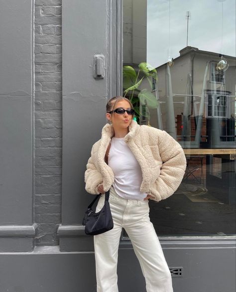 Cream Fleece Jacket Outfit, Cream Sherpa Coat Outfit, Cream Sherpa Jacket Outfit, White Fluffy Jacket Outfit Winter, White Fleece Jacket Outfit, White Sherpa Jacket Outfit, Casual Cream Sherpa Fleece Jacket, Winter White Sherpa Outerwear, Fleece Jacket Outfit