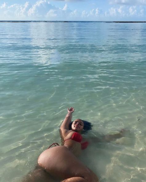 Plus Size Beach Photoshoot, Plus Size Posing, Plus Size Beach, Summer Picture Poses, Rich Girl Lifestyle, Vacation Mood, Beach Poses, Cute Poses For Pictures, Beach Photoshoot