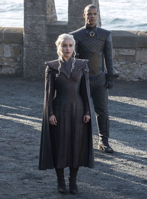 These New Official Game Of Thrones Clothing Collabs Blend Streetwear With Westeros+#refinery29 Daenerys Targaryen Dress, Game Of Thrones Outfits, Got Costumes, Game Of Thrones Costumes, Game Of Throne Daenerys, Gra O Tron, Mother Of Dragons, Mens Fashion Classy, Emilia Clarke