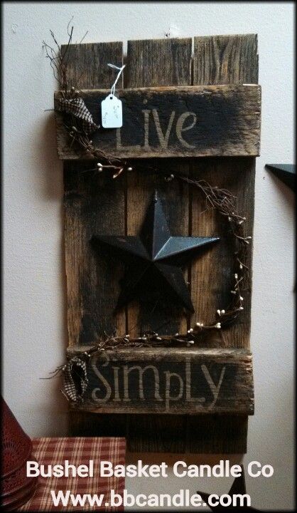 Pretty prim shutter, by JoLynne Cady Shutter Ideas, Primitive Decor Ideas, Prim Crafts, Primative Decor, Primitive Wood Crafts, Star Decor, Barn Wood Crafts, Barn Wood Projects, Prim Decor