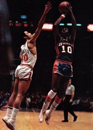 Walt Frazier vs. Earl Monroe Earl Monroe, Walt Frazier, Nba Superstars, Vintage Nba, Basketball Photography, Basketball Legends, Long Socks, Nba Basketball, Short Shorts