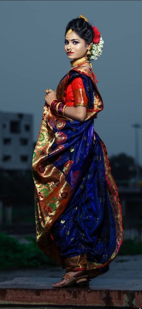 Marathi Sari Poses, Kasta Saree Poses, Poses For Nauvari Saree, Photo Poses In Nauvari Saree, Nauvari Photoshoot Poses, Marathi Sadi Pose, Lugda Photo Poses, Kashta Saree Poses, Nauvari Saree Poses