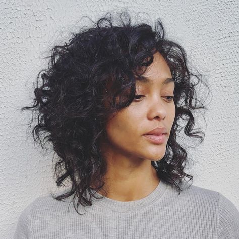 Black Shaggy Curly Lob Short Curly Hair Ideas, Cute Short Curly Hairstyles, Curly Hair Ideas, Curly Lob, Curly Hair Photos, Lob Haircut, Haircuts For Curly Hair, Short Wavy Hair, Curly Bob Hairstyles