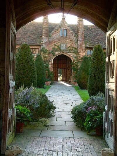 Modern English Country, Country Garden Design, English Country Manor, English Manor Houses, English Country Garden, Front Courtyard, Magic Garden, English Manor, Castle Garden