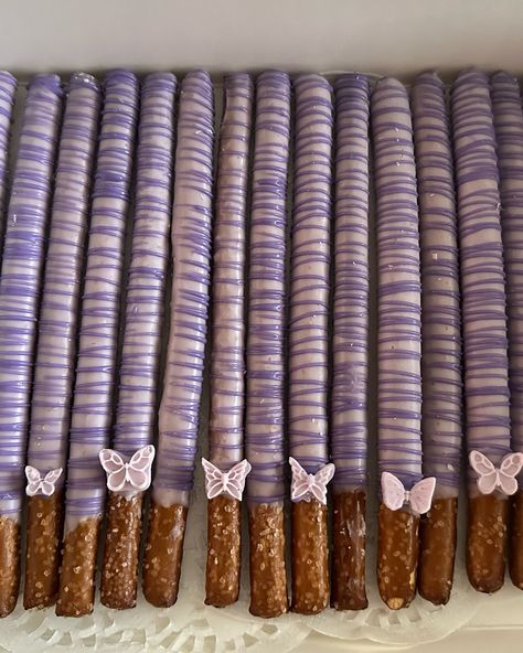 Let your taste buds take flight with these mesmerizing purple butterfly-inspired chocolate delights 💜🦋🍫✨ #butterflydreams #chocoholicparadise #chocolovers #vanillacake #smallbusiness #dippedluxuries Quince Food Ideas, Butterfly Treats, Purple Dessert Tables, Quince Food, Chocolate Butterfly, Butterfly Quince, Chocolate Butterflies, Purple Quince, Quinceañera Ideas