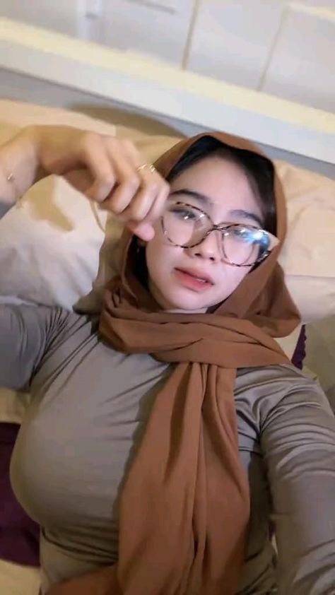 Foto Cewek Hijab Aesthetic, Seluar Ketat, Muslim Women Hijab, Beautiful Muslim Women, Hijab Chic, Cute Selfies Poses, Review Produk, Beautiful Hijab, Aesthetic Hair