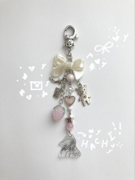 Pink Beaded Keychain, Diy Beaded Keychain Ideas, Aesthetic Bead Keychain, Keychain Beads Aesthetic, Beads Keychain Ideas, Aesthetic Keychain, Keychain Aesthetic, Pretty Jewelry Necklaces, Bead Charms Diy