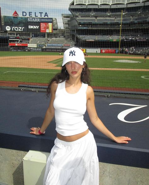 here for the hats Yankees Hat Outfit, Vsco Summer Aesthetic, Nil Sani, Yankees Outfit, Baseball Girlfriend, Vsco Summer, Yankees Hat, Hat Outfit, Preppy Lifestyle