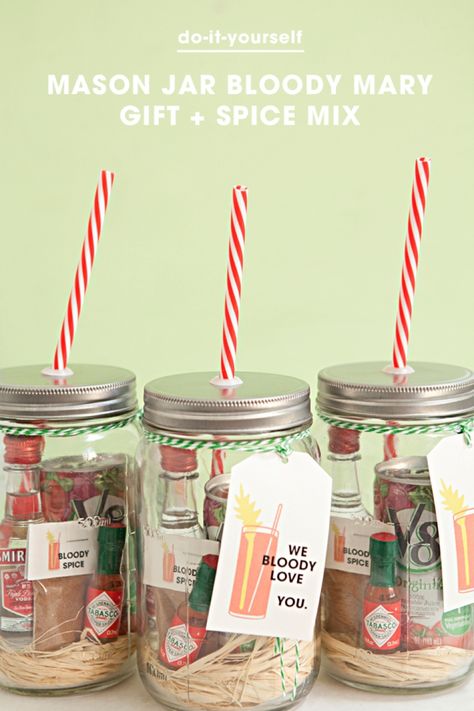 Mason Jar Bloody Mary Gift with delicious spice mix recipe + tag downloads! Mason Jar Cocktail Gifts, Mason Jar Cocktails, Creative Mother's Day Gifts, Diy Cocktails, Diy Mason Jar, Cocktail Gifts, Spice Mix, Mason Jar Gifts, Bridal Shower Brunch