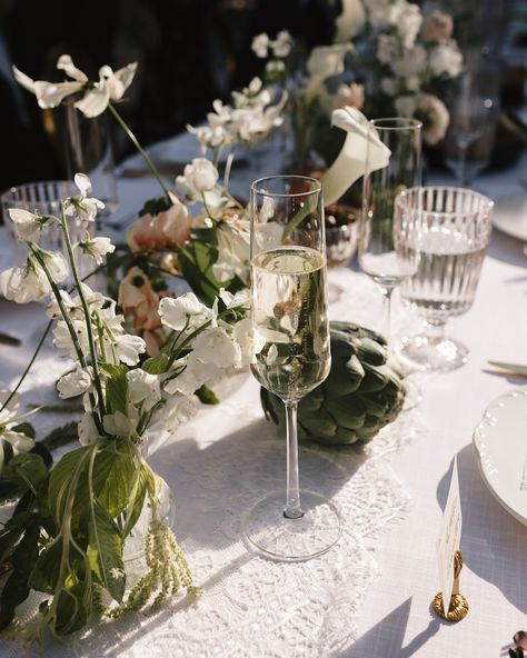 Imagine dinner in this perfect setting. The tables garnished with olives, peaches, grapes, artichoke, focaccia bread, and the most delightful touches of florals by @dogwood.florals @somnievents 🤩 Planning & Design: Somni Events | @somnievents Photography: Lauren Alatriste | @laurenalatriste Catering: Contemporary Catering | @contemporarycatering Bar: Liquid Catering | @liquid.catering Videography: The Cardonas | @thecardonas BTS Content Creator: @btsbysonja Floral: Dogwood Florals | @dogw... Grapes Decoration, Cocktail Hour Decor, Cake Displays, Grape Decor, Wedding Aisle Decorations, Focaccia Bread, Outdoor Wedding Decorations, Aisle Decor, Wedding Decor Elegant