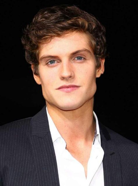 TRIANGLE FACIAL SHAPE: Narrow forehead, wide jaw and chin line. IDEAL LOOK: a hairstyle that has volume at the temples and some height at the top. Disguise narrow forehead with soft bang or fringe. Triangle Face, Photo Mannequin, Angular Face, Mens Facial, Daniel Sharman, Teen Wolf Dylan, Square Face Shape, Wide Face