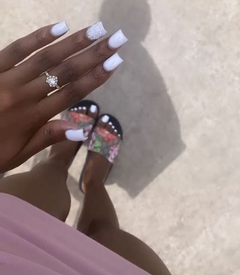 Short Nails White Acrylic, White Short Acrylic Nails With Design, White And Pink Nails Acrylic, Short White Square Acrylic Nails, Short White Nails Acrylic, Pink Birthday Nails Short, Cute Short Acrylic Nails Square, Short White Nails With Design, White Short Acrylic Nails