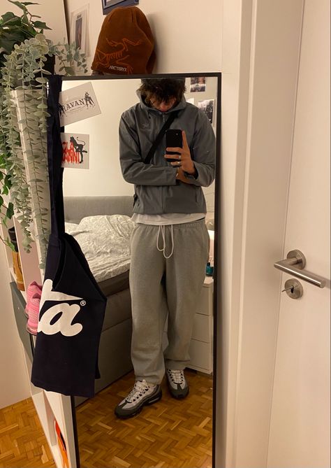 No Cuff Sweatpants Outfit, Mens Outfits Sweatpants, Guy Outfits Sweatpants, Grey Sweatpants Guys, Cuffed Sweatpants Outfit, Baggy Sweatpants Outfit Men, Gray Sweatpants Outfit Men, Streetwear Sweatpants Outfit, Guys Sweatpants