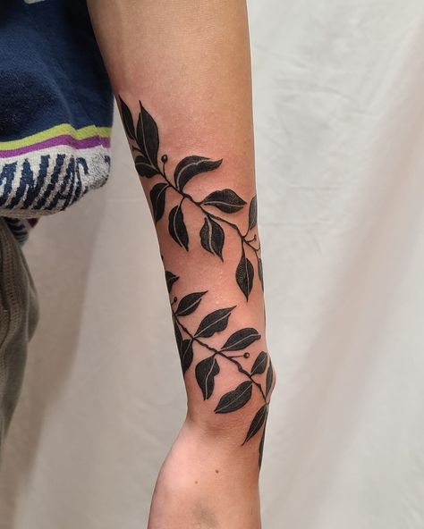 Greenery Wrist Wrap Tattoo, Dark Vine Tattoo, Vine Tattoo Men, Wrist Wrap Tattoos For Women, Forearm Wrap Around Tattoo, Vine Wrap Tattoo, Wrist Wrap Tattoo, Lisa Tattoo, North Star Tattoos