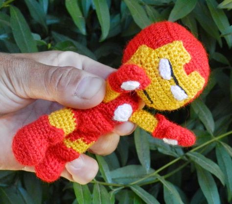 daxa rabalea: Iron Man amigurumi - patrón gratis Avengers Crafts, Superhero Dolls, Crochet Bows, Mini Crochet, Baby Crochet, Craft Accessories, Crochet Toys Patterns, Knit Or Crochet, Crochet For Beginners