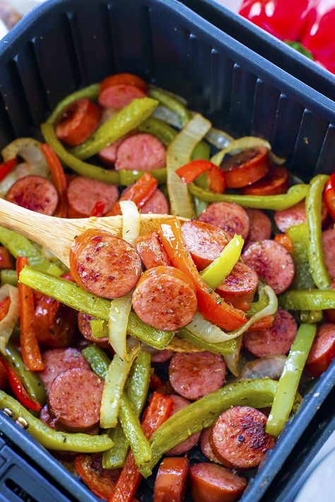 Meal Prep Recipe --> Just 5 minutes of prep and 20 minutes in the air fryer to make this easy Air Fryer Sausage and Peppers recipe! Air Fryer Sides, Sausage And Peppers Recipe, Air Fryer Sausage, Chicken Air Fryer, Dinner Ground Beef, Sausage Peppers And Onions, Fried Sausage, Mild Italian Sausage, Hot Italian Sausage