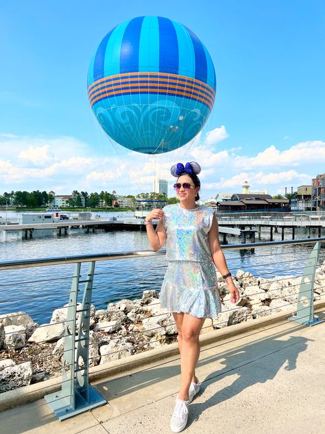 Disney Springs Photoshoot, Disney Springs Aesthetic, Disney Springs Photo Ideas, Disney Springs Outfits, Disneyland Style, Magic Kingdom Parade, Disney Springs Orlando, Sweet 16 Pictures, Disney Graduation